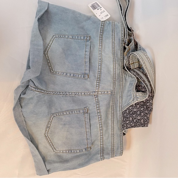 Light Wash Denim Shorts Overalls Forever 21 - Picture 3 of 3